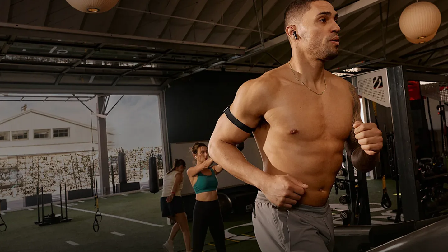 Đeo WHOOP ở bắp tay hay cổ tay? Cách đeo đúng, dây Bicep Band và quần áo WHOOP Body